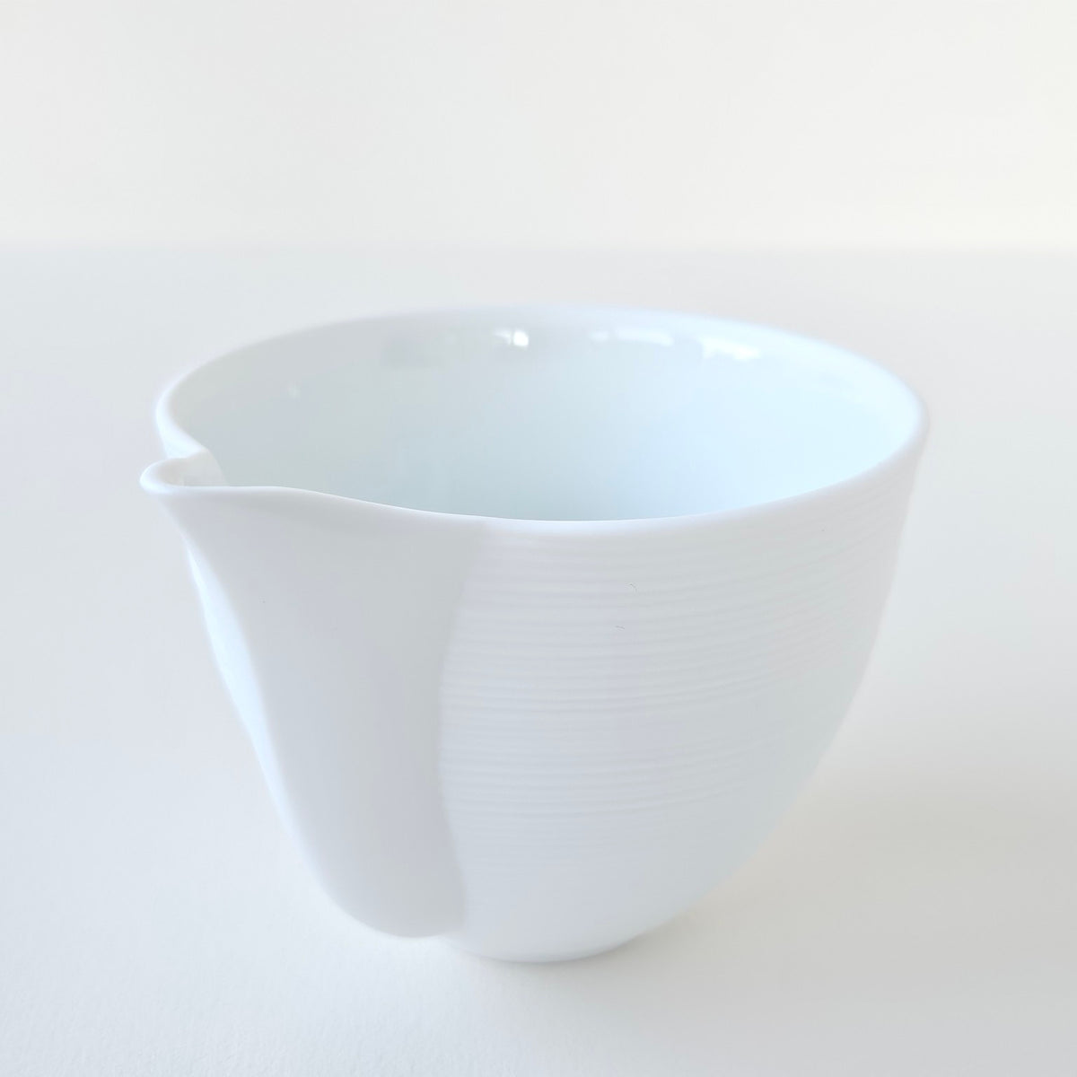 Crémier / Petit pot verseur – Hémisphère blanc satiné – Manufacture J.L. Coquet – Saint-Léonard-de-Noblat, XXIe s. (Copie)