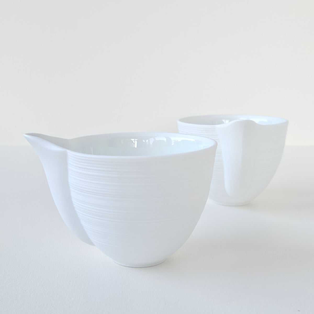 Crémier / Petit pot verseur – Hémisphère blanc satiné – Manufacture J.L. Coquet – Saint-Léonard-de-Noblat, XXIe s. (Copie)