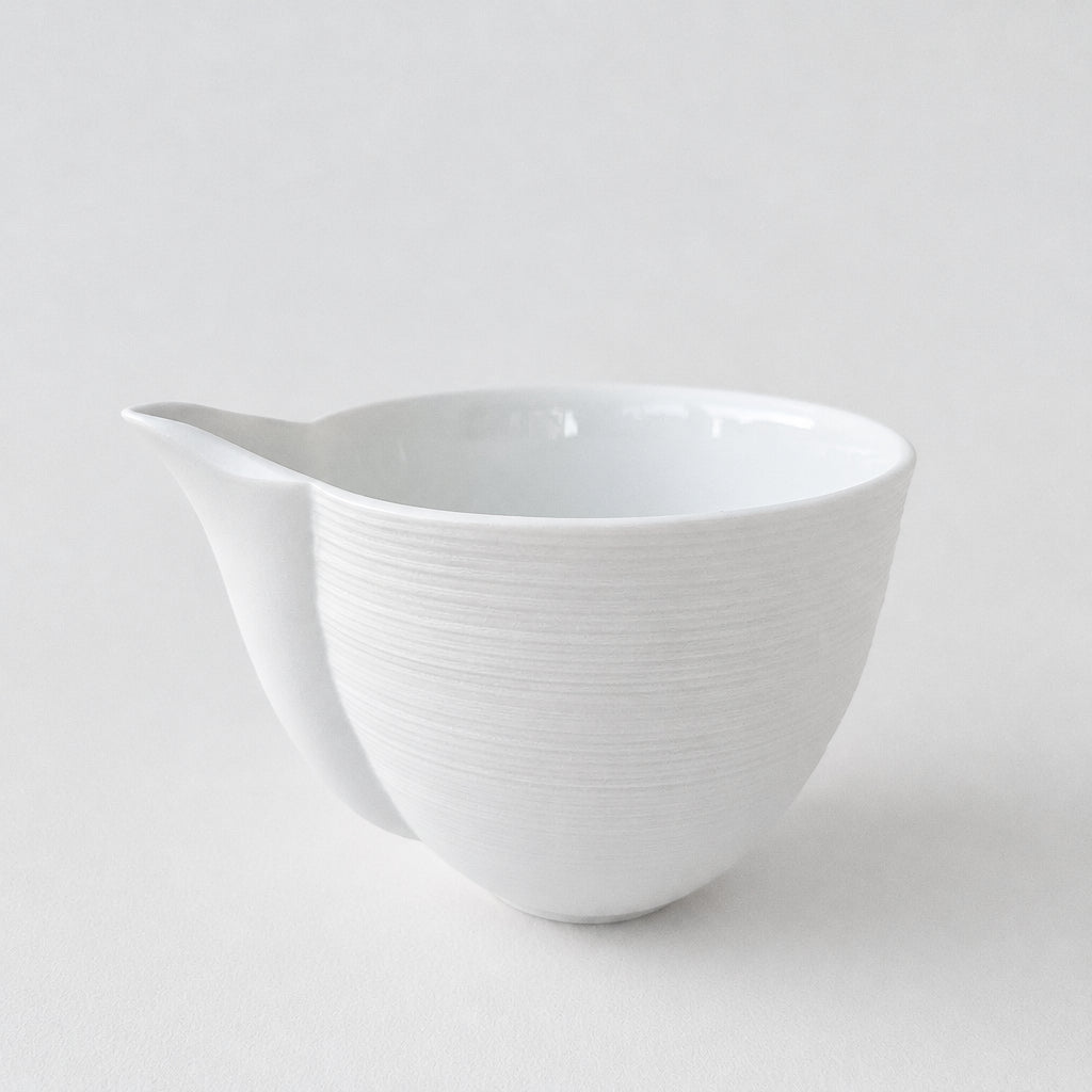 Crémier / Petit pot verseur – Hémisphère blanc satiné – Manufacture J.L. Coquet – Saint-Léonard-de-Noblat, XXIe s.