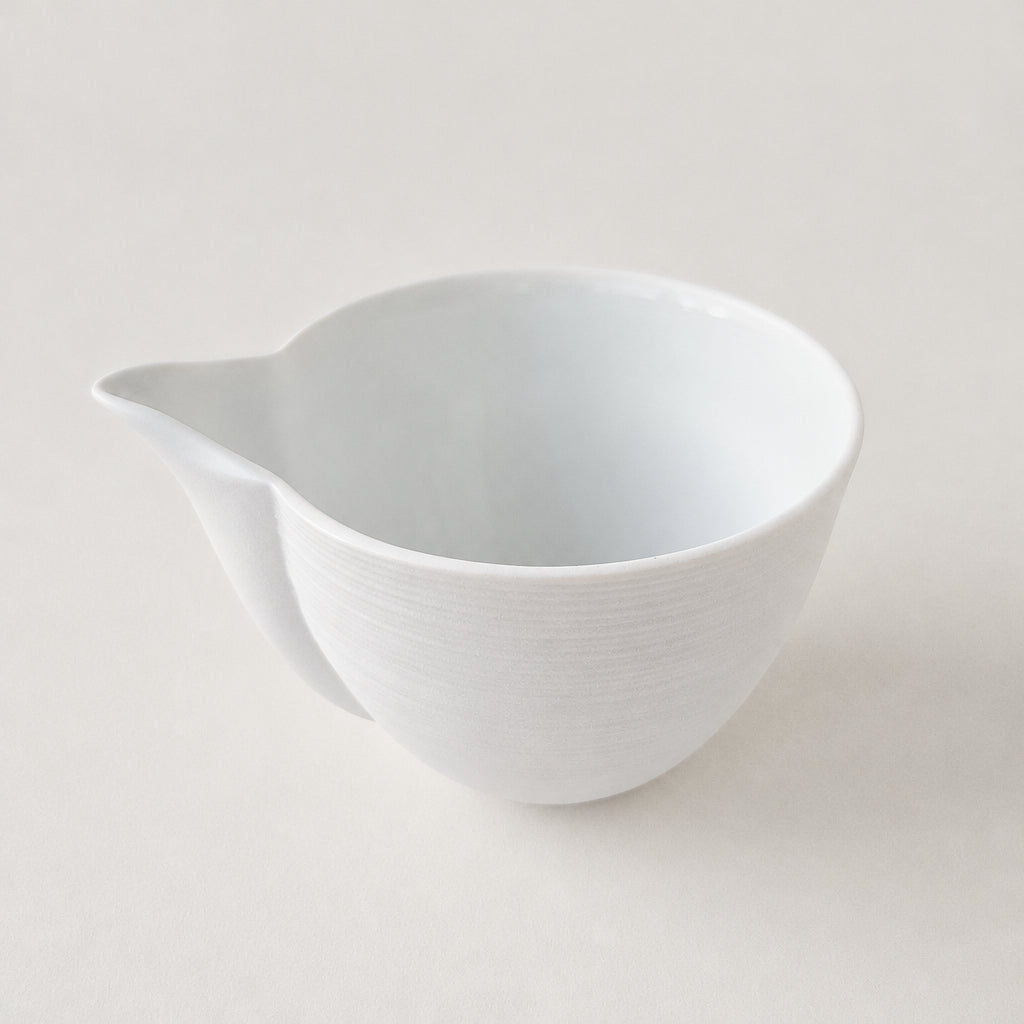 Crémier / Petit pot verseur – Hémisphère blanc satiné – Manufacture J.L. Coquet – Saint-Léonard-de-Noblat, XXIe s.