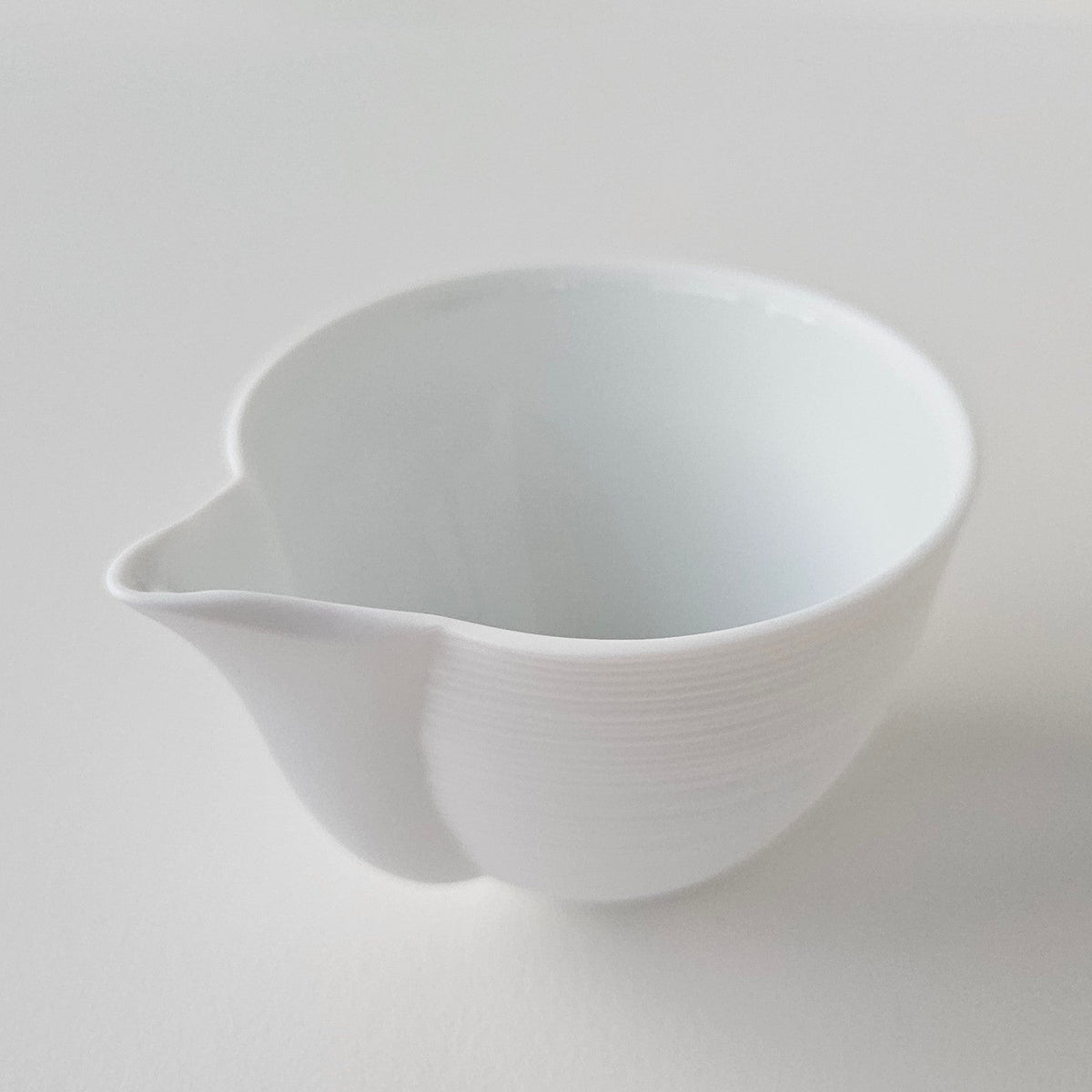 Crémier / Petit pot verseur – Hémisphère blanc satiné – Manufacture J.L. Coquet – Saint-Léonard-de-Noblat, XXIe s.