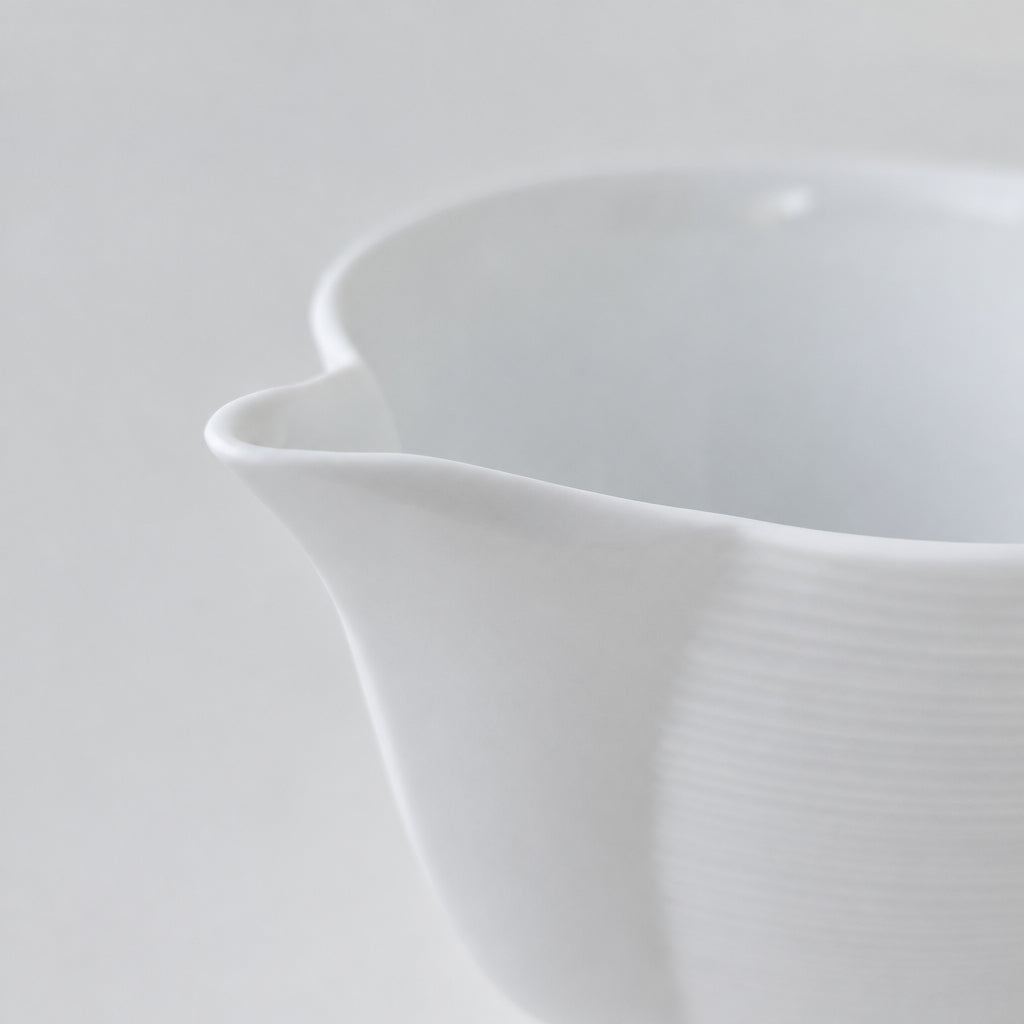 Crémier / Petit pot verseur – Hémisphère blanc satiné – Manufacture J.L. Coquet – Saint-Léonard-de-Noblat, XXIe s.