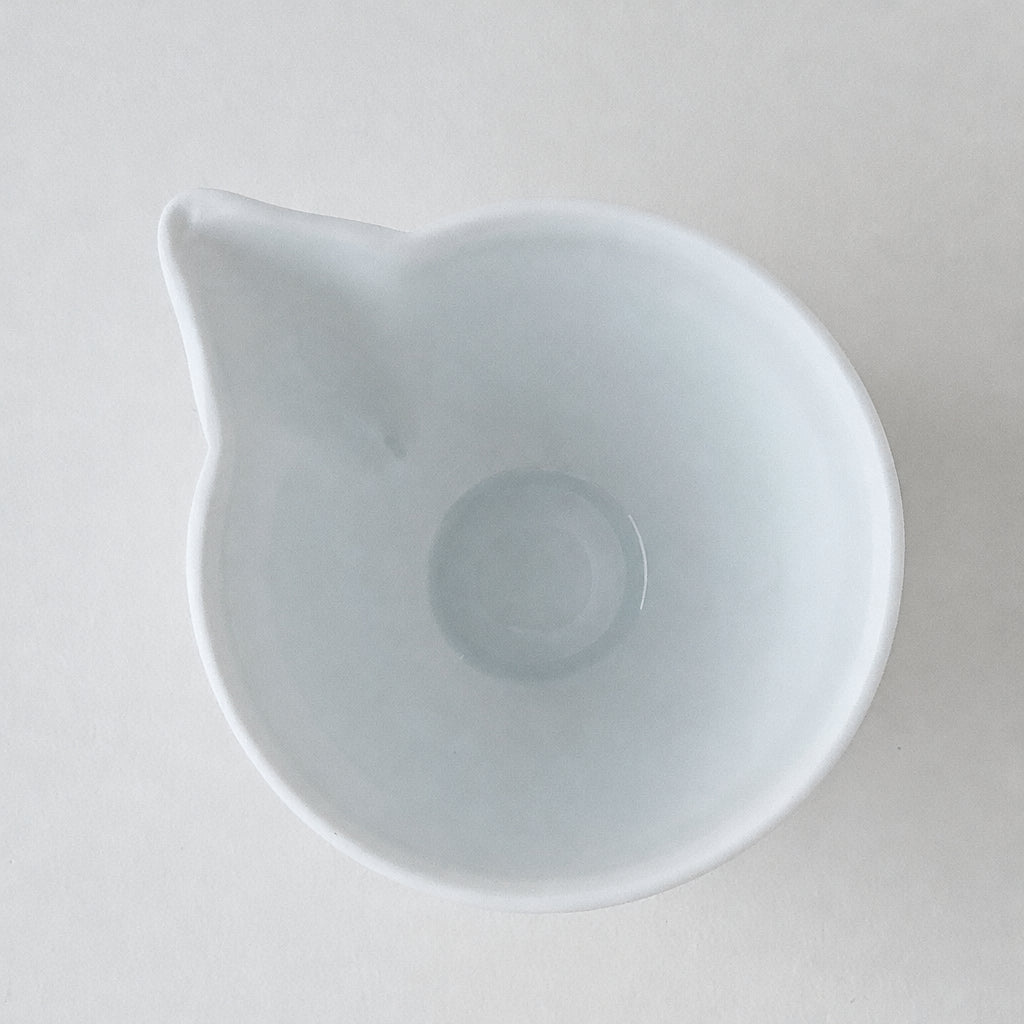 Crémier / Petit pot verseur – Hémisphère blanc satiné – Manufacture J.L. Coquet – Saint-Léonard-de-Noblat, XXIe s.