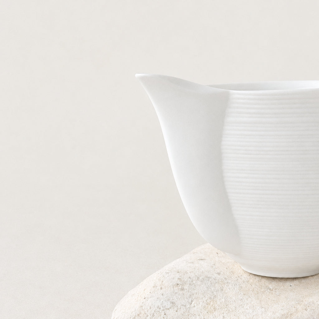 Crémier / Petit pot verseur – Hémisphère blanc satiné – Manufacture J.L. Coquet – Saint-Léonard-de-Noblat, XXIe s.