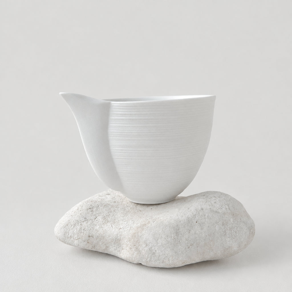 Crémier / Petit pot verseur – Hémisphère blanc satiné – Manufacture J.L. Coquet – Saint-Léonard-de-Noblat, XXIe s.