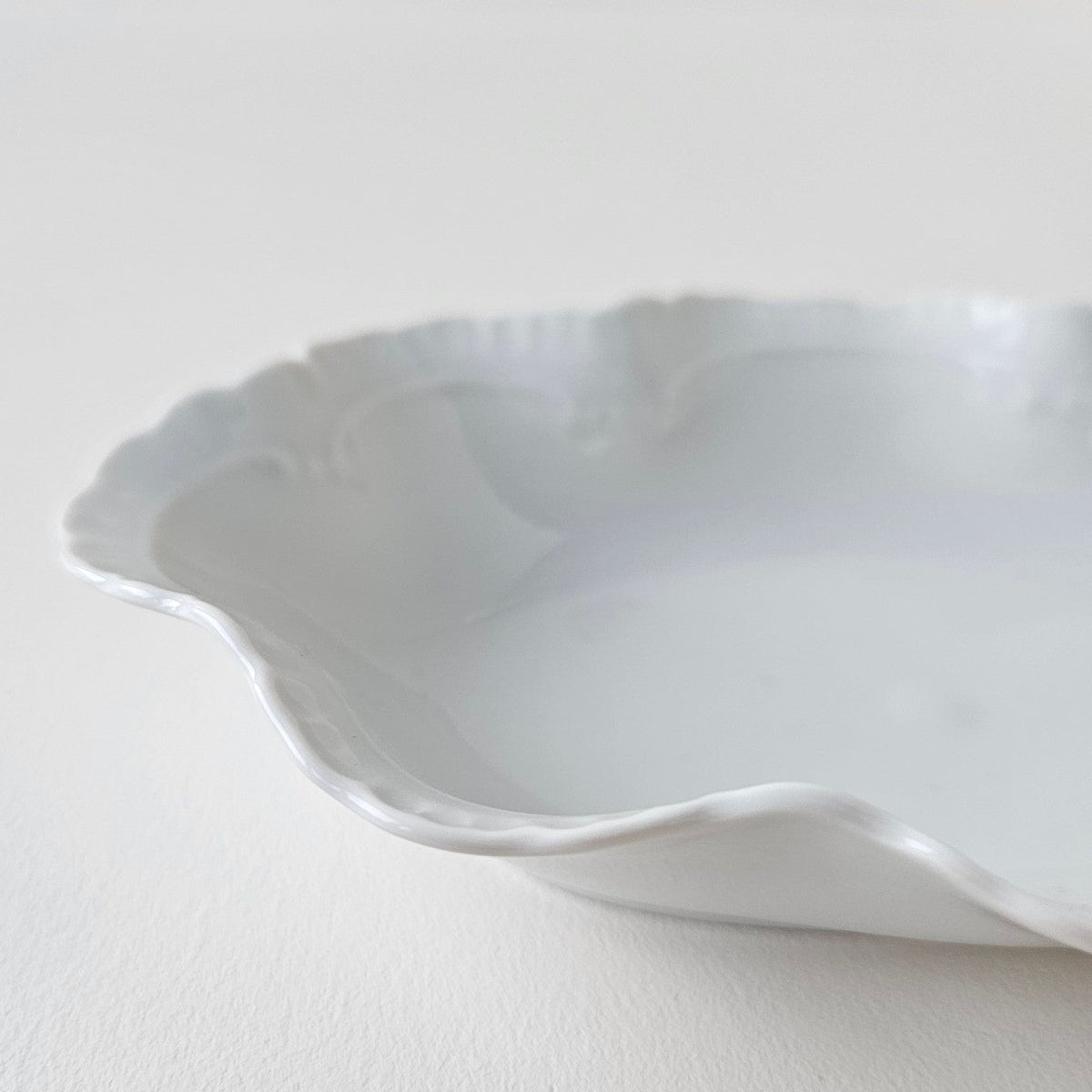Vide-poche à bord festonné en porcelaine fine – Limoges, 2e moitié du XXᵉ s.