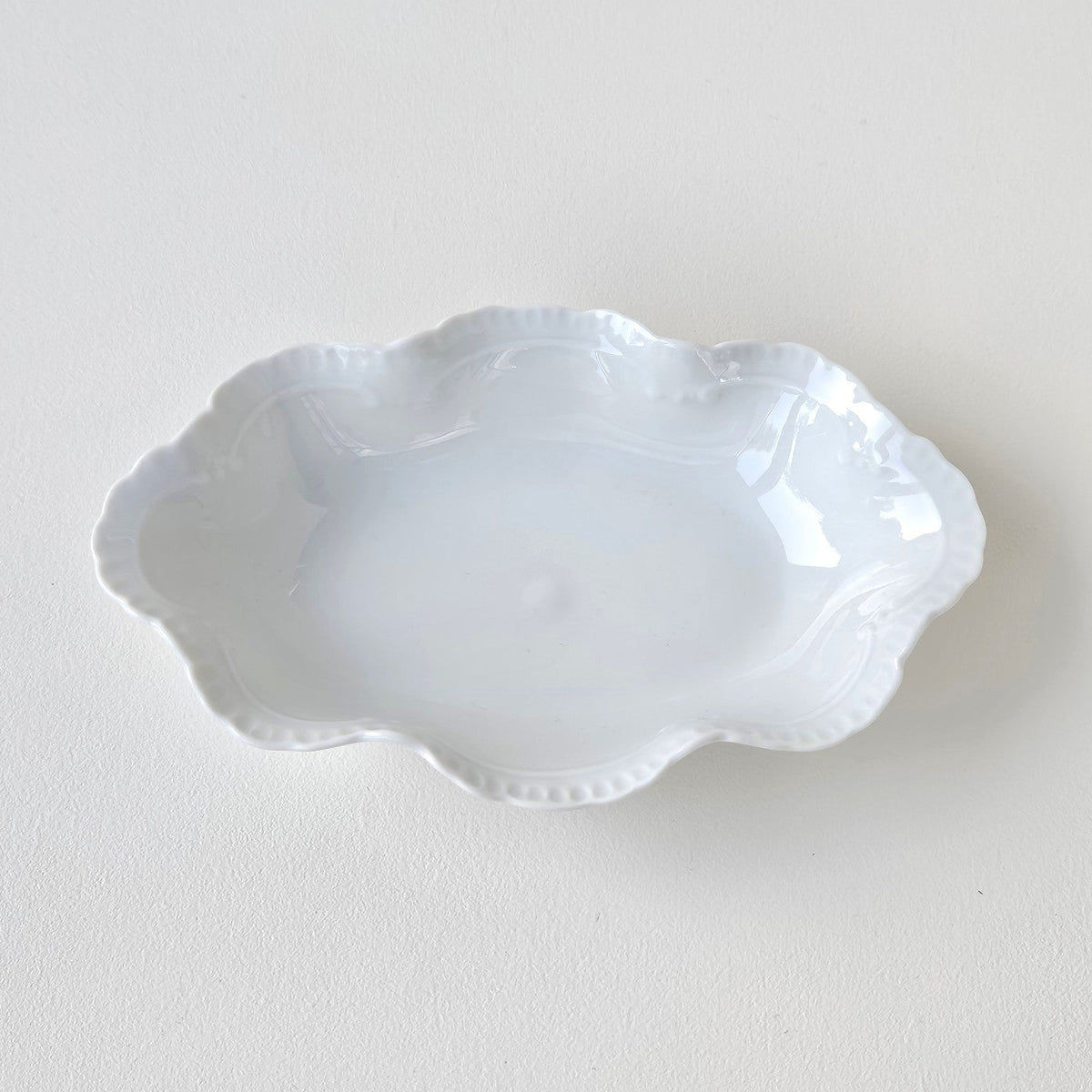 Vide-poche à bord festonné en porcelaine fine – Limoges, 2e moitié du XXᵉ s.
