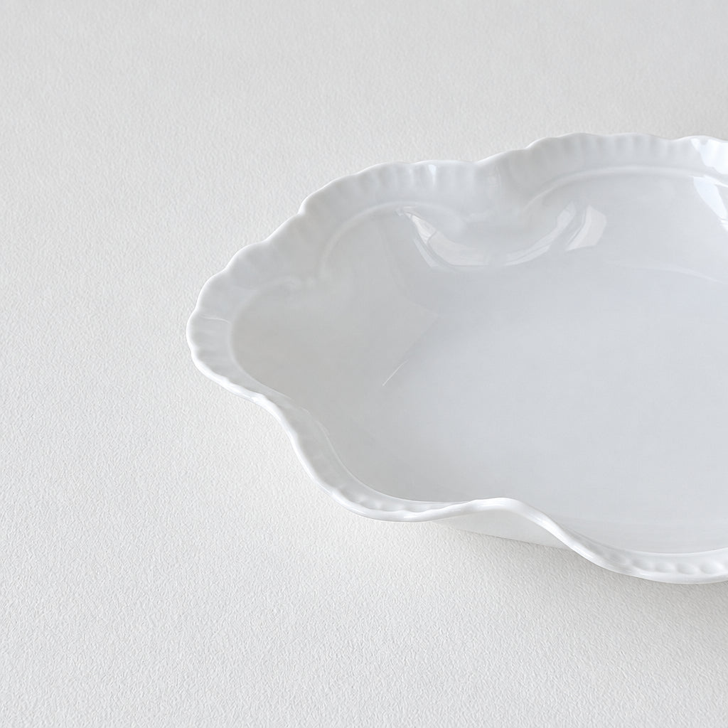 Vide-poche à bord festonné en porcelaine fine – Limoges, 2e moitié du XXᵉ s.