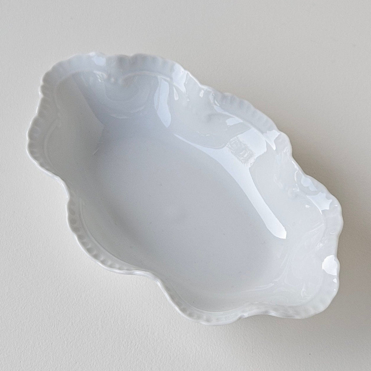Vide-poche à bord festonné en porcelaine fine – Limoges, 2e moitié du XXᵉ s.