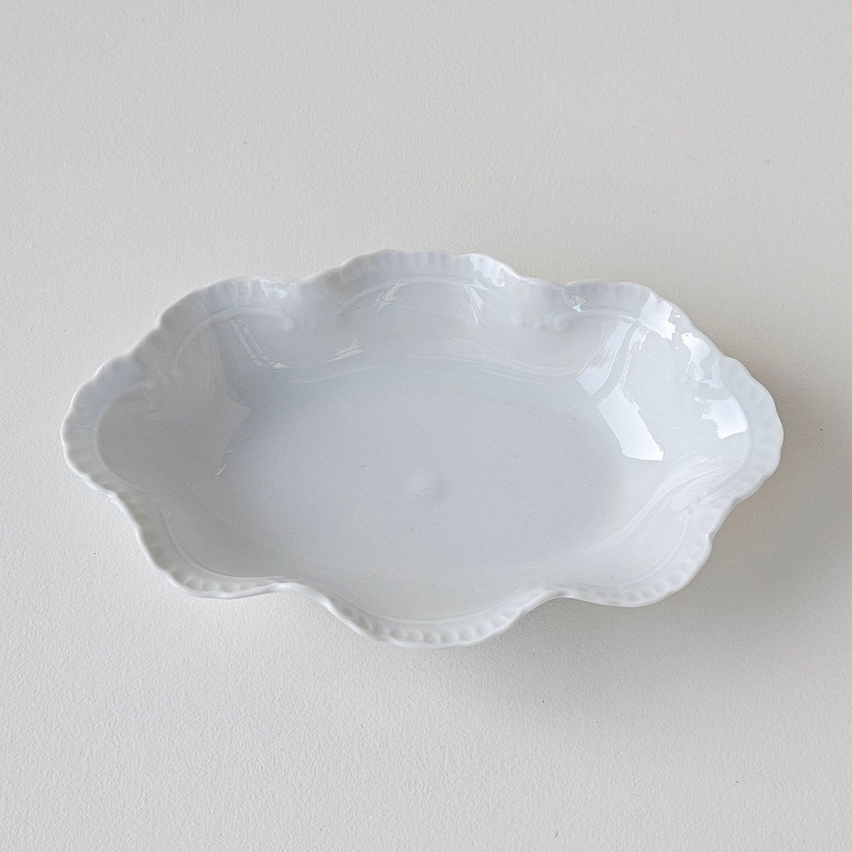 Vide-poche à bord festonné en porcelaine fine – Limoges, 2e moitié du XXᵉ s.