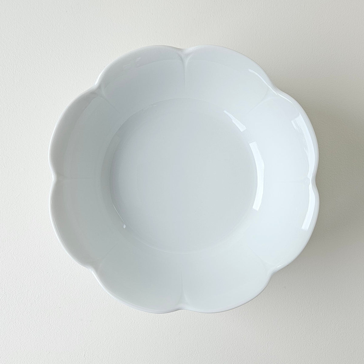 Suite de six bols à salade – Nymphéa – Manufacture Royal Limoges – Limoges, début du XXIe s.