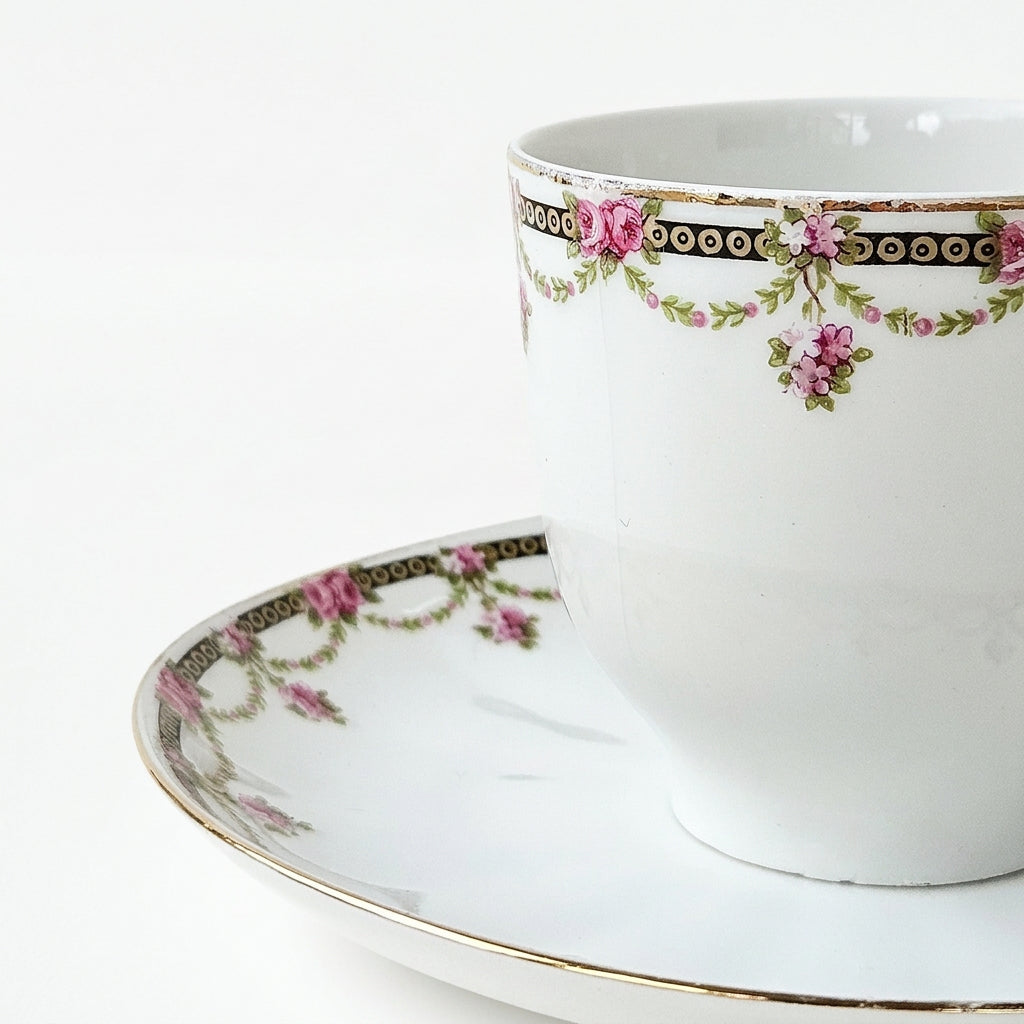 Ensemble de trois tasses à café et soucoupes – Manufacture Chabrol Frères & Poirier – Décor Francis Quinque – Limoges, v. 1920
