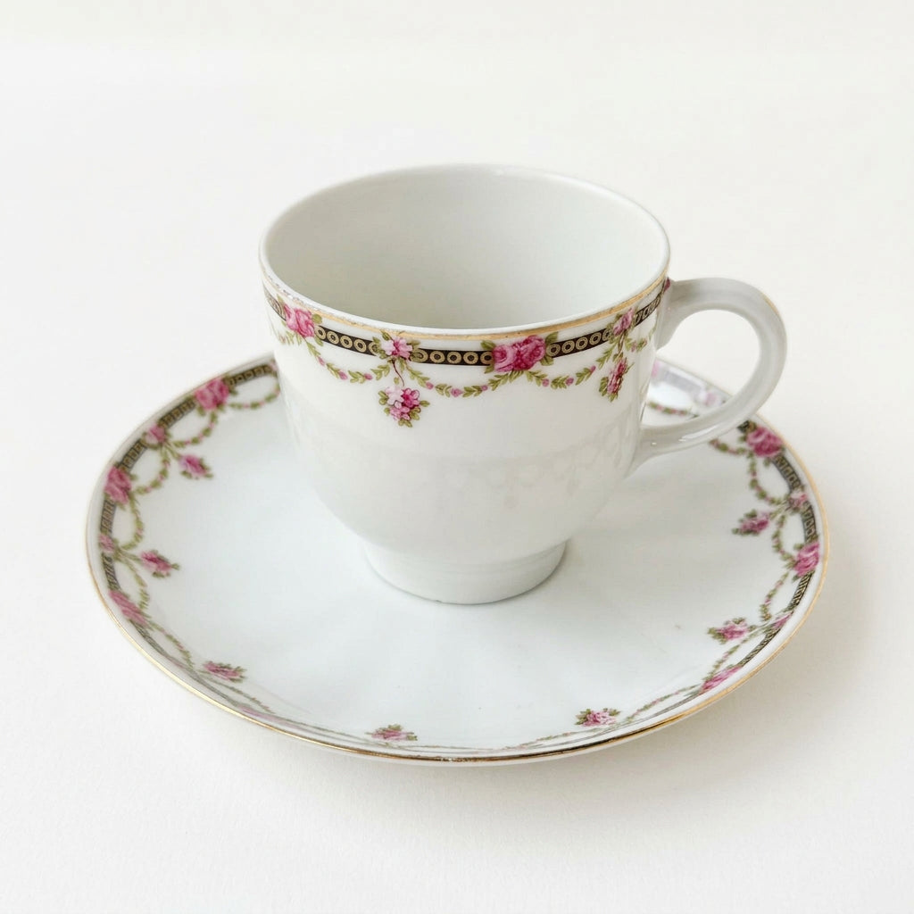 Ensemble de trois tasses à café et soucoupes – Manufacture Chabrol Frères & Poirier – Décor Francis Quinque – Limoges, v. 1920