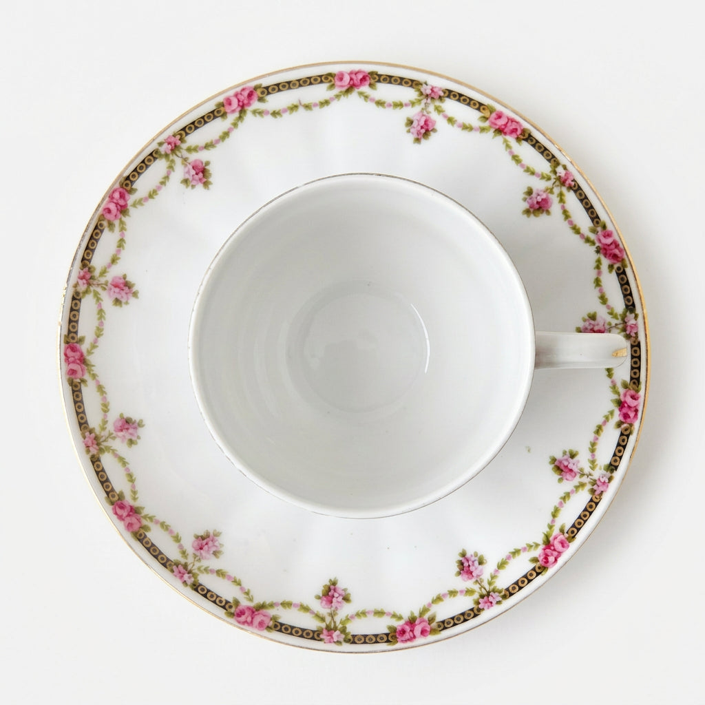 Ensemble de trois tasses à café et soucoupes – Manufacture Chabrol Frères & Poirier – Décor Francis Quinque – Limoges, v. 1920