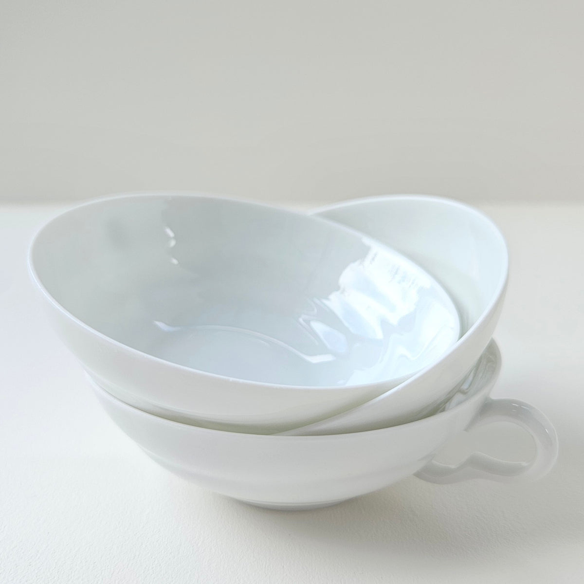 Ensemble de huit tasses à thé en porcelaine fine – Limoges, v. 1940-1950