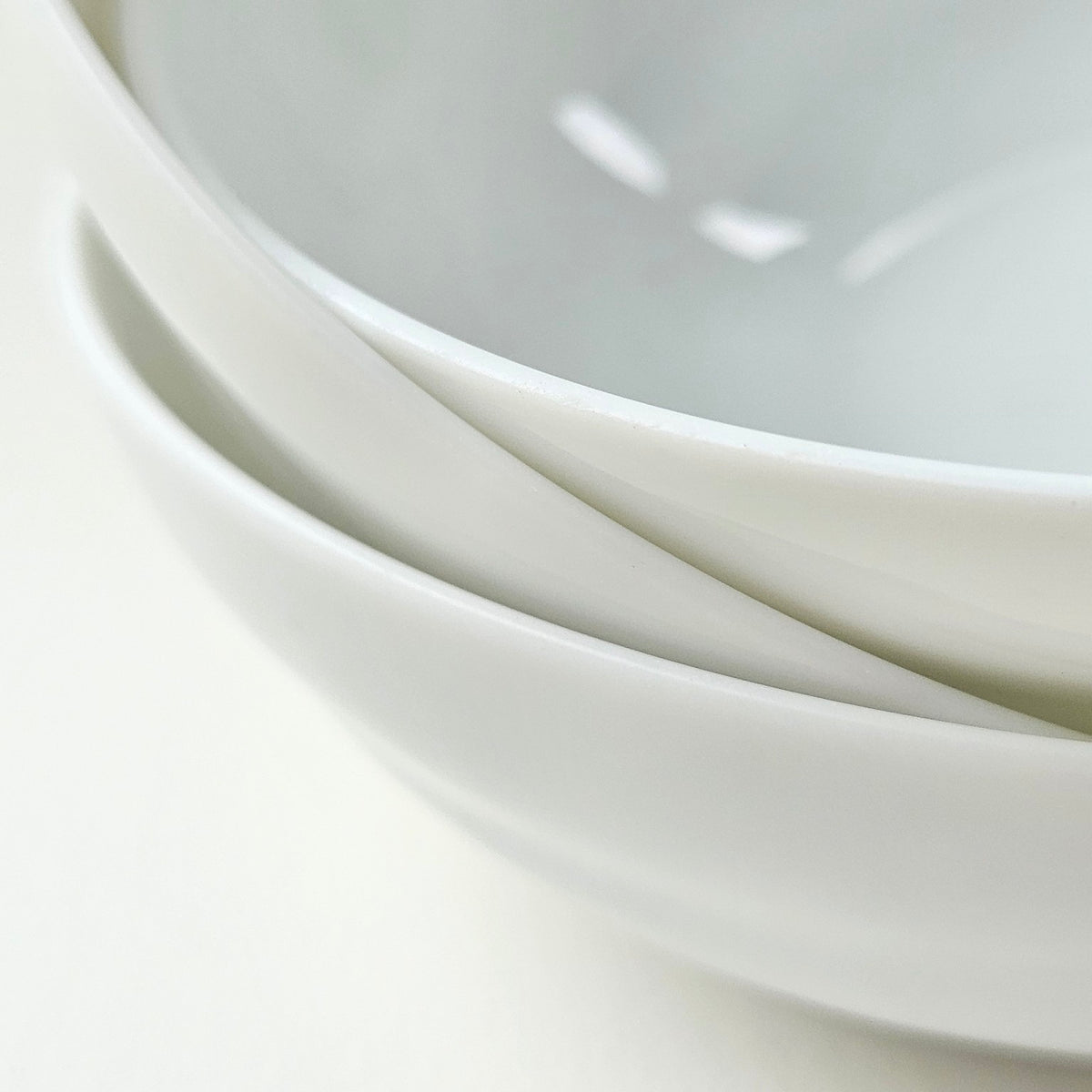 Ensemble de huit tasses à thé en porcelaine fine – Limoges, v. 1940-1950