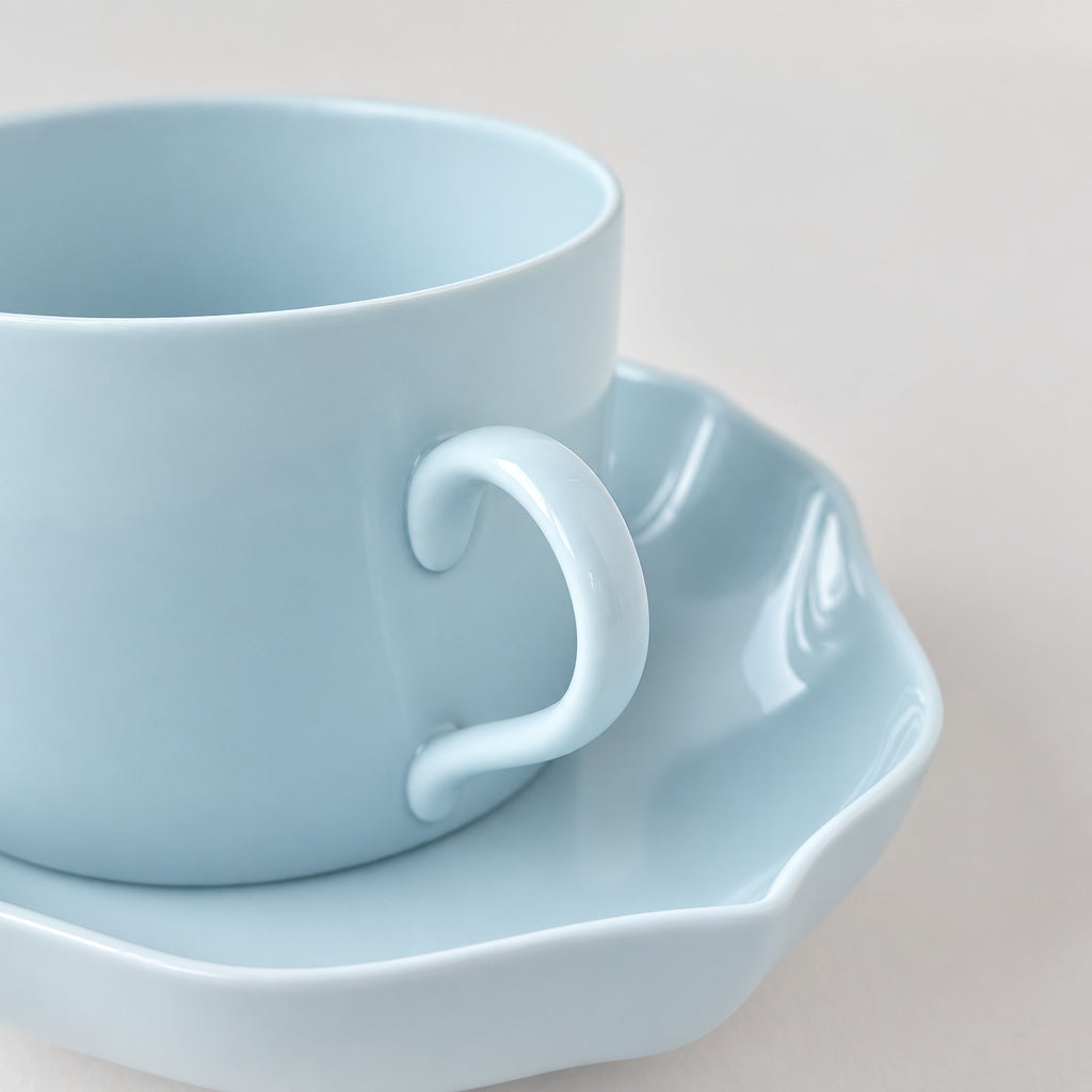 Tasse à thé et coupelle en porcelaine céladon – Meissen – Manufacture Raynaud – Limoges, fin du XXe s.
