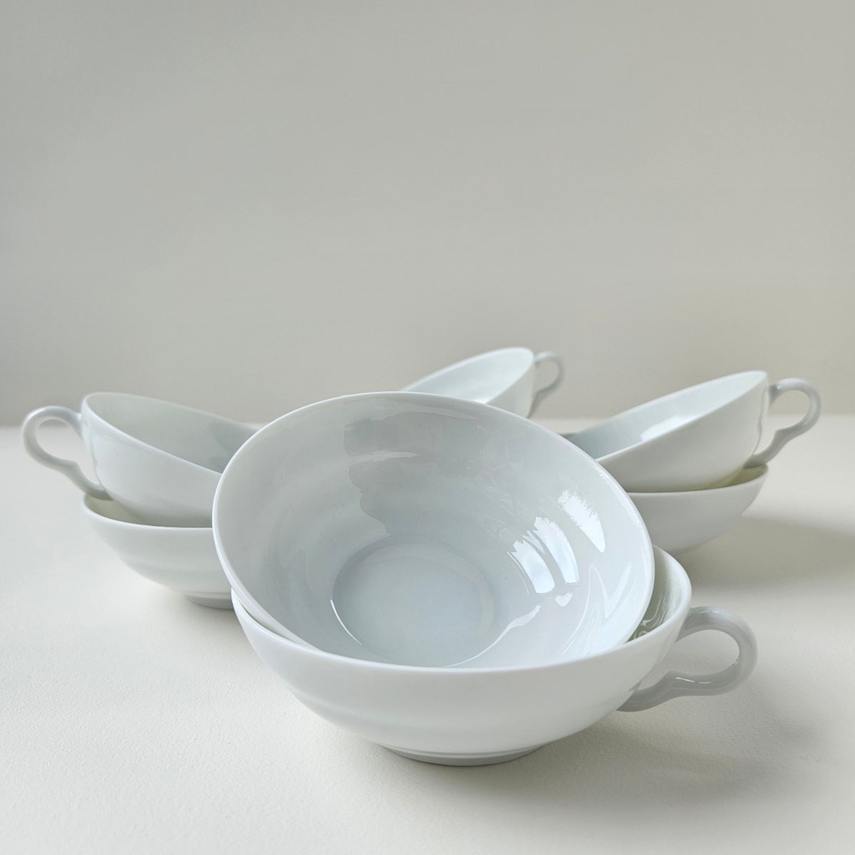 Ensemble de huit tasses à thé en porcelaine fine – Limoges, v. 1940-1950