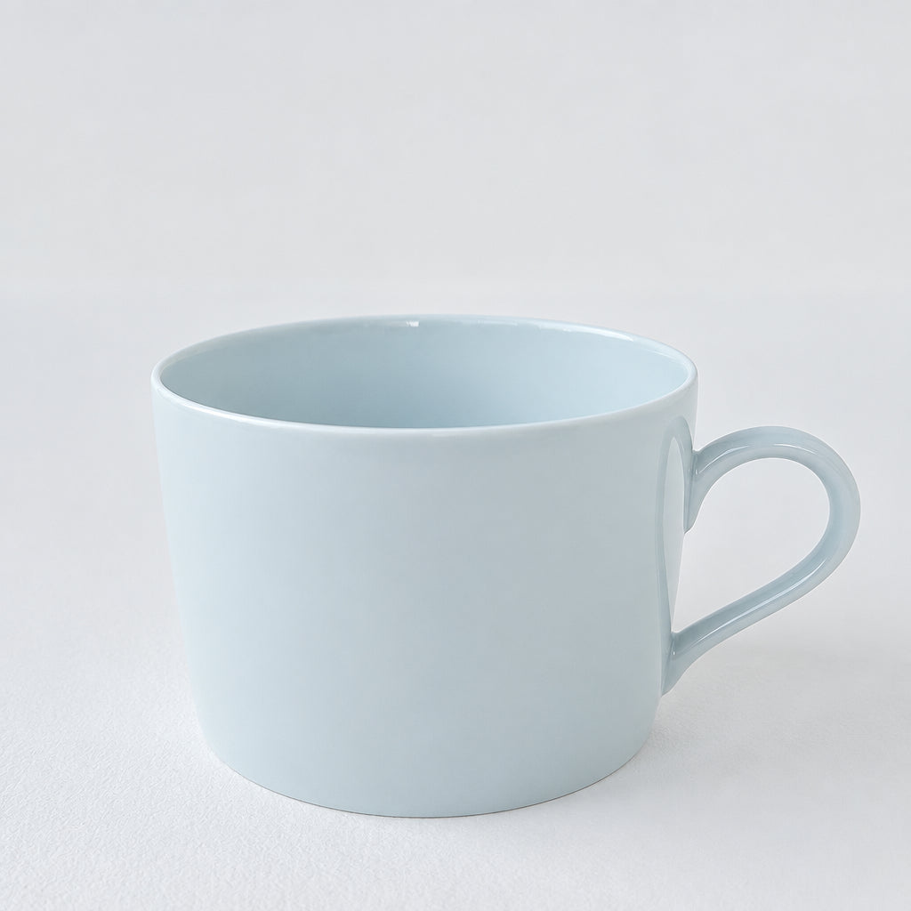 Tasse à thé et coupelle en porcelaine céladon – Meissen – Manufacture Raynaud – Limoges, fin du XXe s.
