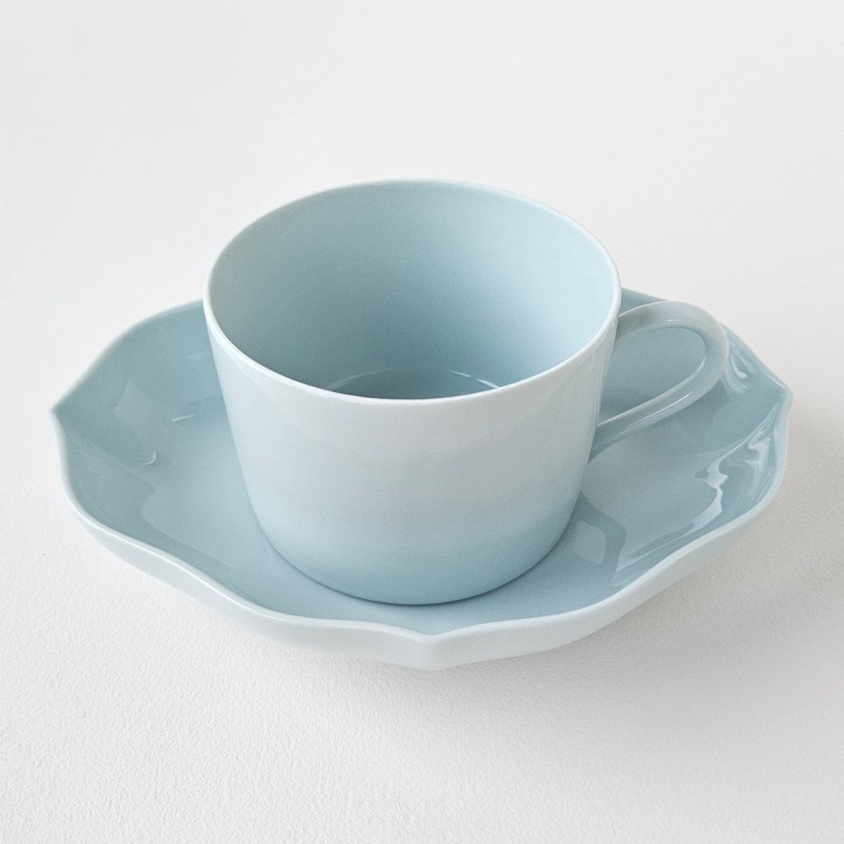 Tasse à thé et coupelle en porcelaine céladon – Meissen – Manufacture Raynaud – Limoges, fin du XXe s.
