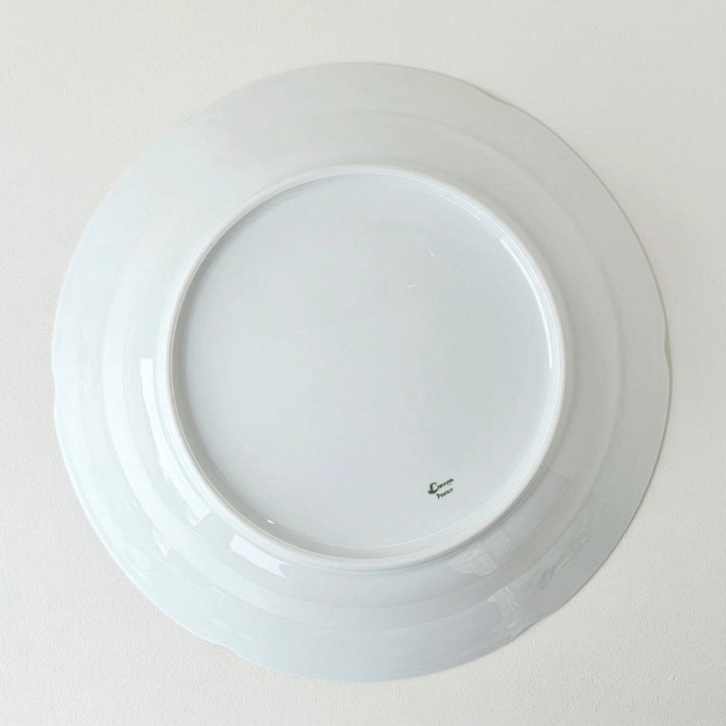 Plat de service creux en porcelaine blanche émaillée – Limoges, 2e moitié du XXᵉ s.