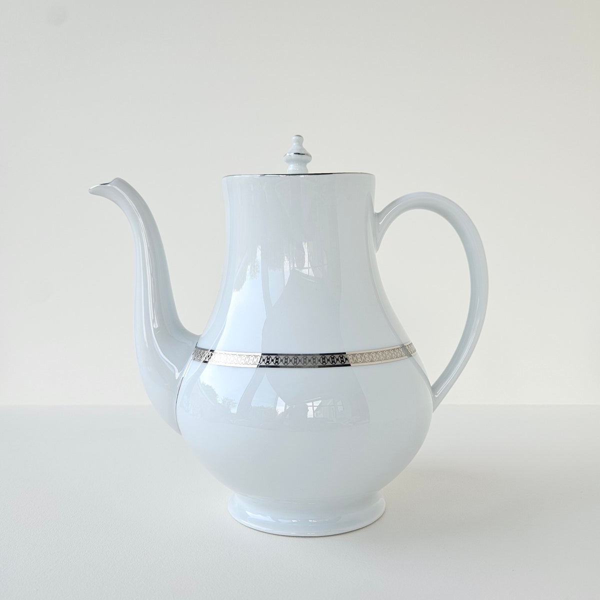 Théière / Verseuse – Symphonie Platine – Manufacture Haviland – Limoges, XXIe s.