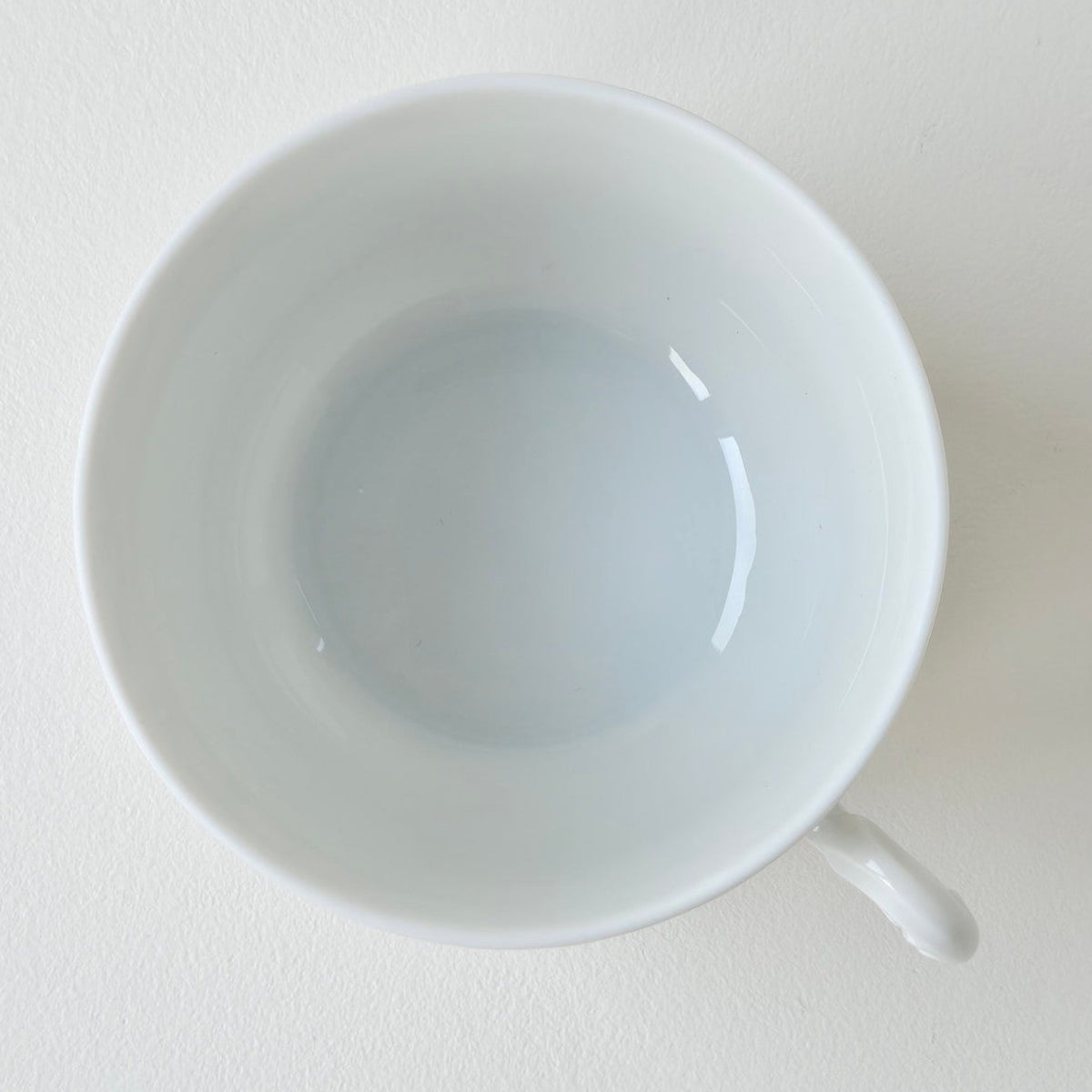Paire de tasses à thé ou à chocolat chaud avec deux soucoupes assorties par association – Limoges, 2e moitié du XXᵉ s.