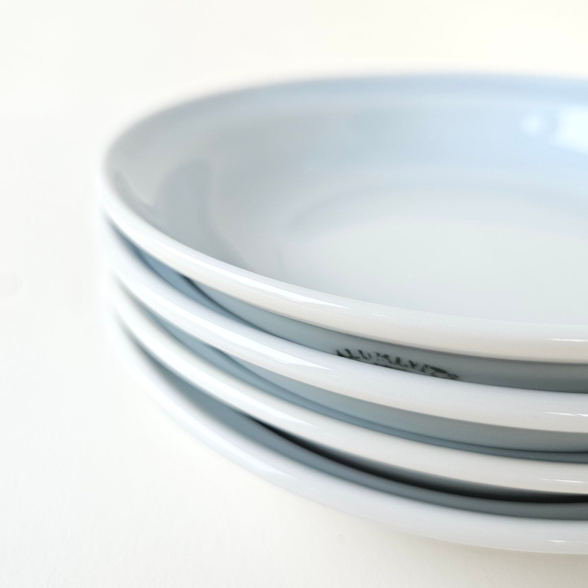 Quatre assiettes à dessert creuses – Aluminite – Manufacture René Frugier – Limoges, v. 1930–1940
