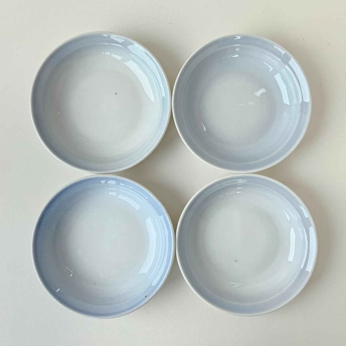 Quatre assiettes à dessert creuses – Aluminite – Manufacture René Frugier – Limoges, v. 1930–1940