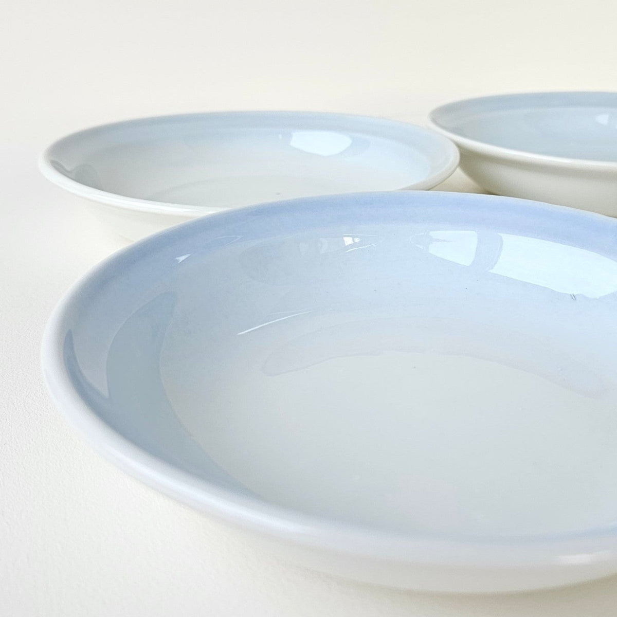Quatre assiettes à dessert creuses – Aluminite – Manufacture René Frugier – Limoges, v. 1930–1940