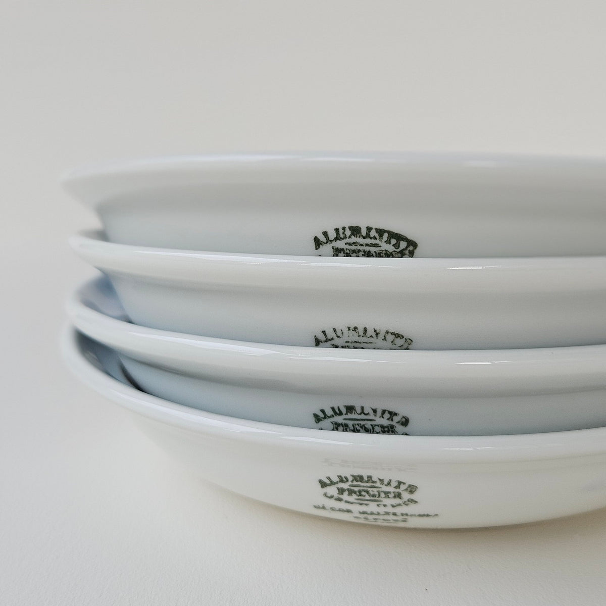 Quatre assiettes à dessert creuses – Aluminite – Manufacture René Frugier – Limoges, v. 1930–1940
