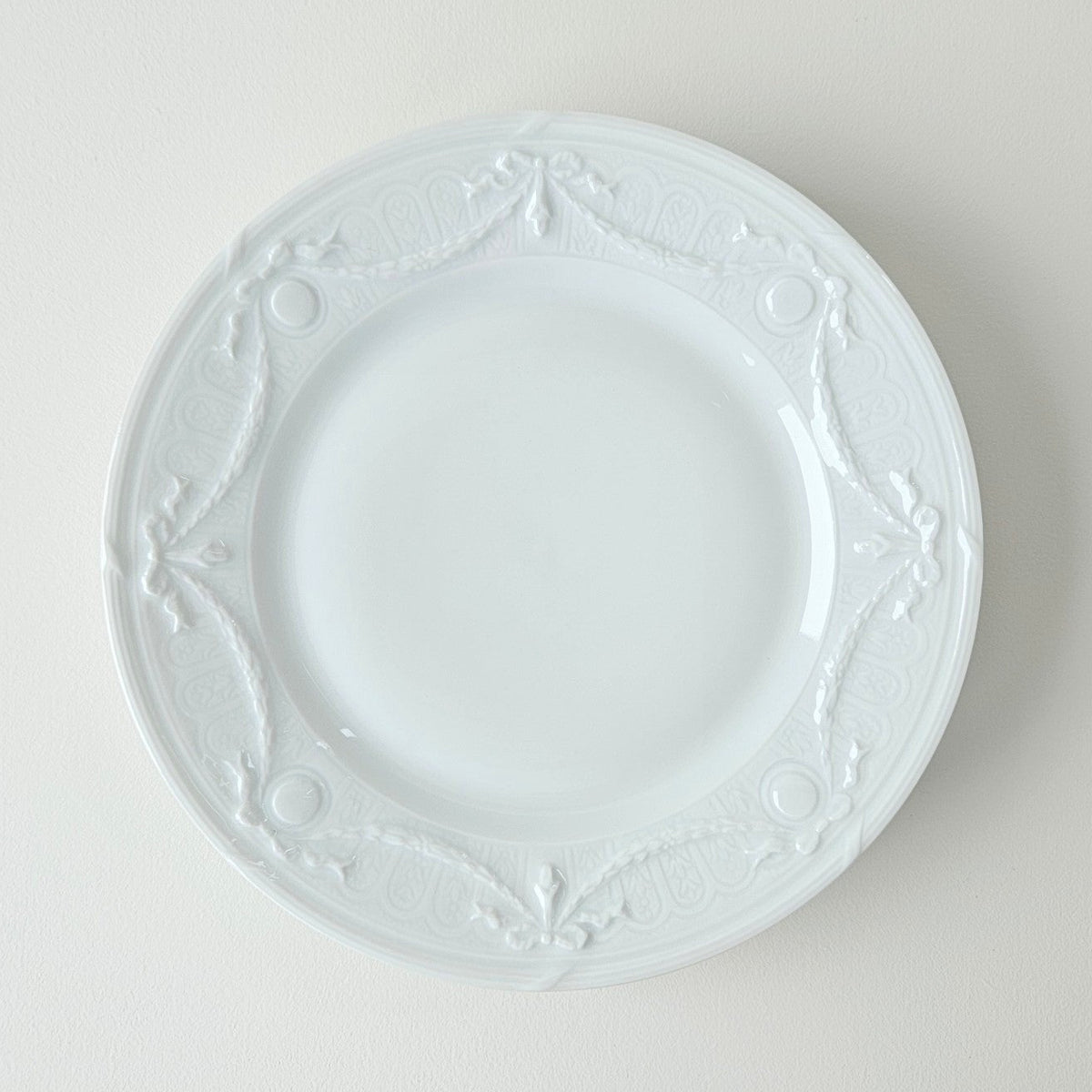Suite de quatre assiettes à dessert – Manufacture Lafarge – Limoges, v. 1963-1970