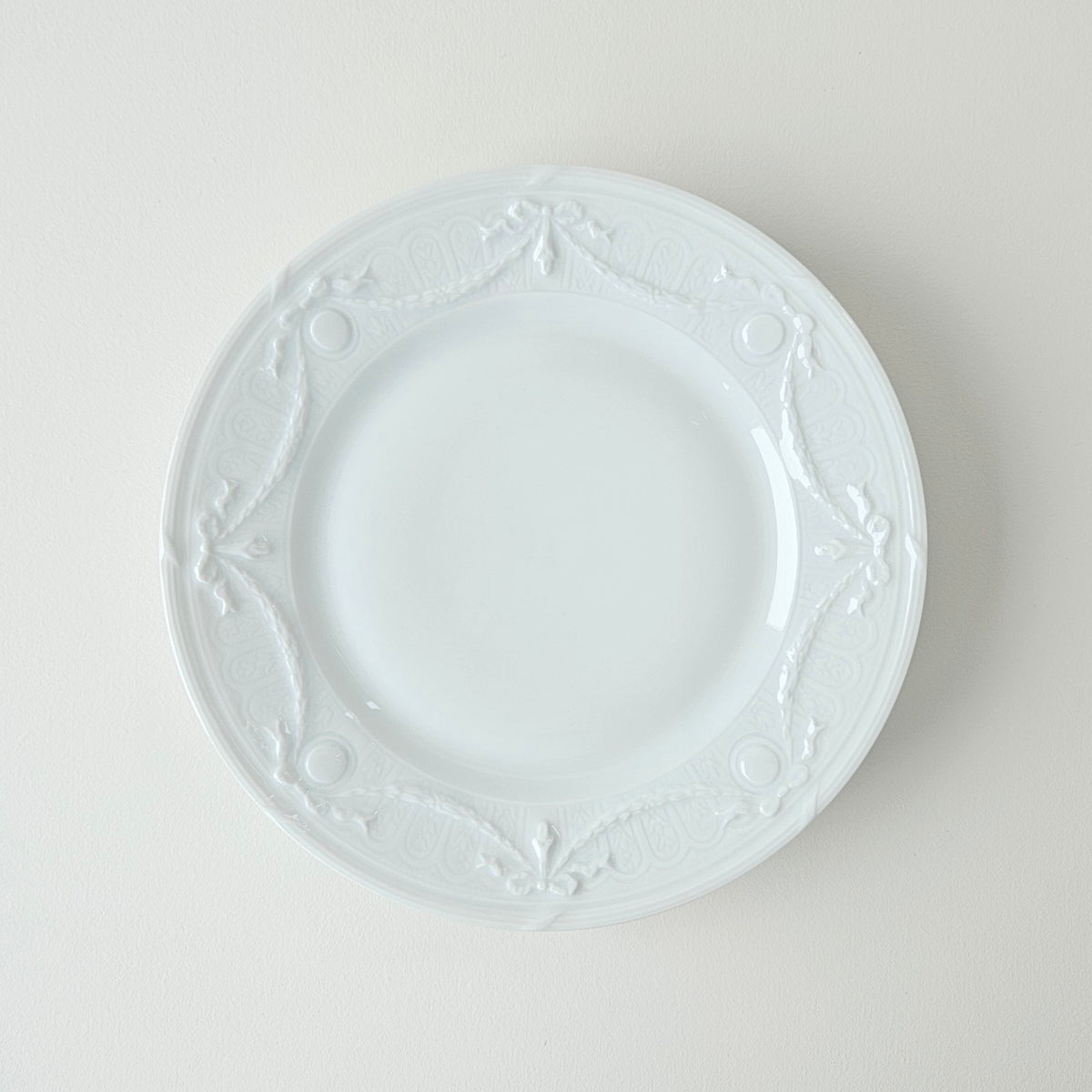 Suite de quatre assiettes à dessert – Manufacture Lafarge – Limoges, v. 1963-1970
