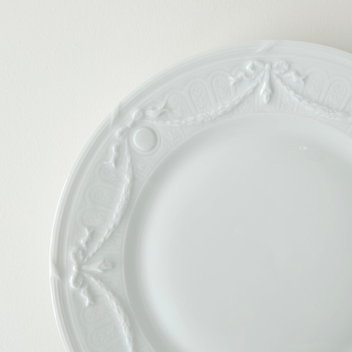 Suite de quatre assiettes à dessert – Manufacture Lafarge – Limoges, v. 1963-1970