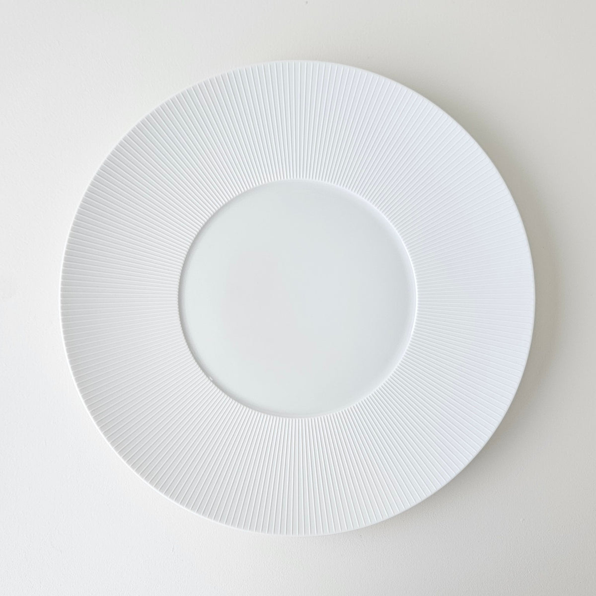 Quatre grandes assiettes de présentation – Boléro blanc satiné – Manufacture J.L. Coquet – Saint-Léonard-de-Noblat, XXIe s.