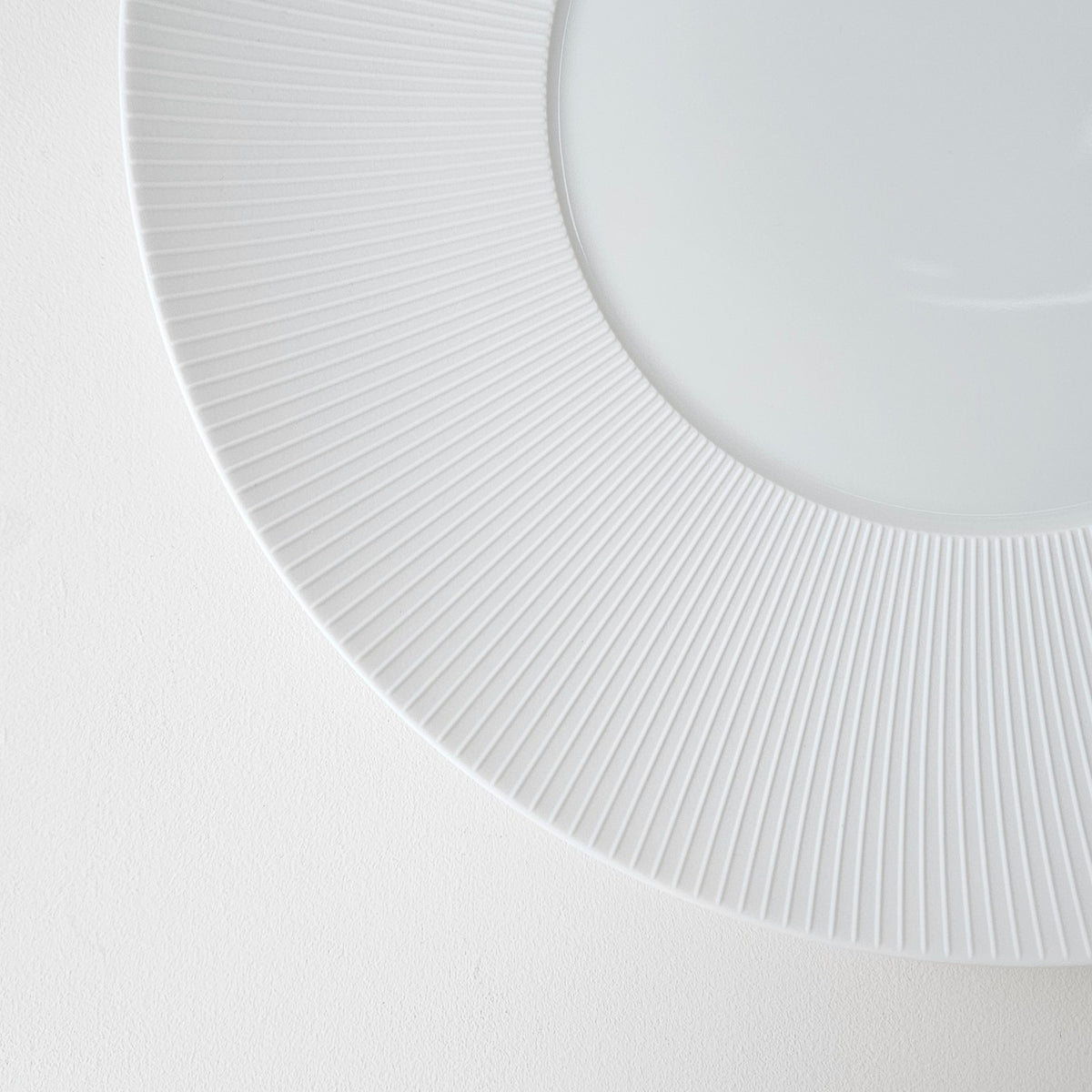 Quatre grandes assiettes de présentation – Boléro blanc satiné – Manufacture J.L. Coquet – Saint-Léonard-de-Noblat, XXIe s.