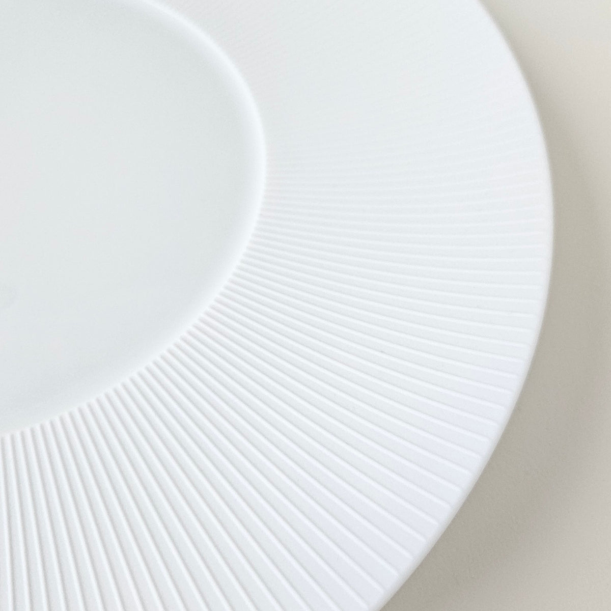 Quatre grandes assiettes de présentation – Boléro blanc satiné – Manufacture J.L. Coquet – Saint-Léonard-de-Noblat, XXIe s.