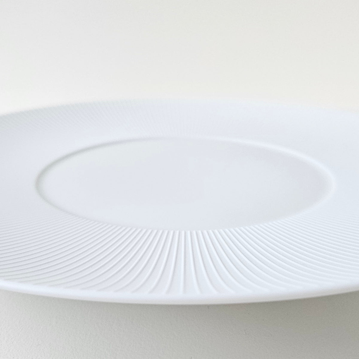 Quatre grandes assiettes de présentation – Boléro blanc satiné – Manufacture J.L. Coquet – Saint-Léonard-de-Noblat, XXIe s.
