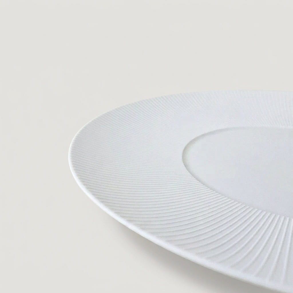 Quatre grandes assiettes de présentation – Boléro blanc satiné – Manufacture J.L. Coquet – Saint-Léonard-de-Noblat, XXIe s.