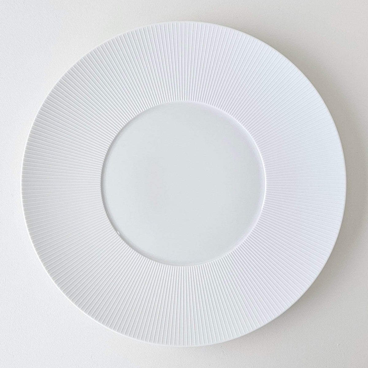 Quatre grandes assiettes de présentation – Boléro blanc satiné – Manufacture J.L. Coquet – Saint-Léonard-de-Noblat, XXIe s.