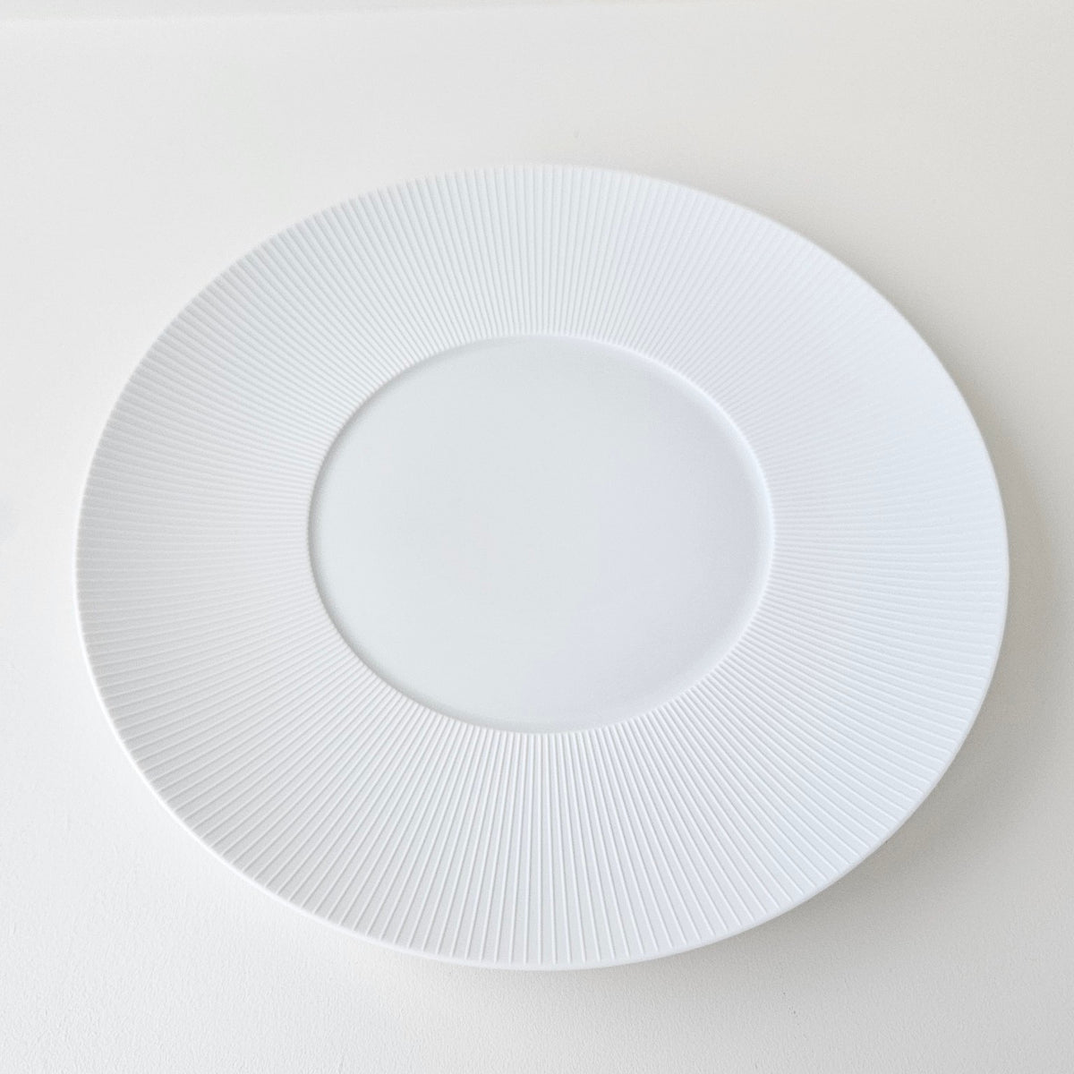 Quatre grandes assiettes de présentation – Boléro blanc satiné – Manufacture J.L. Coquet – Saint-Léonard-de-Noblat, XXIe s.