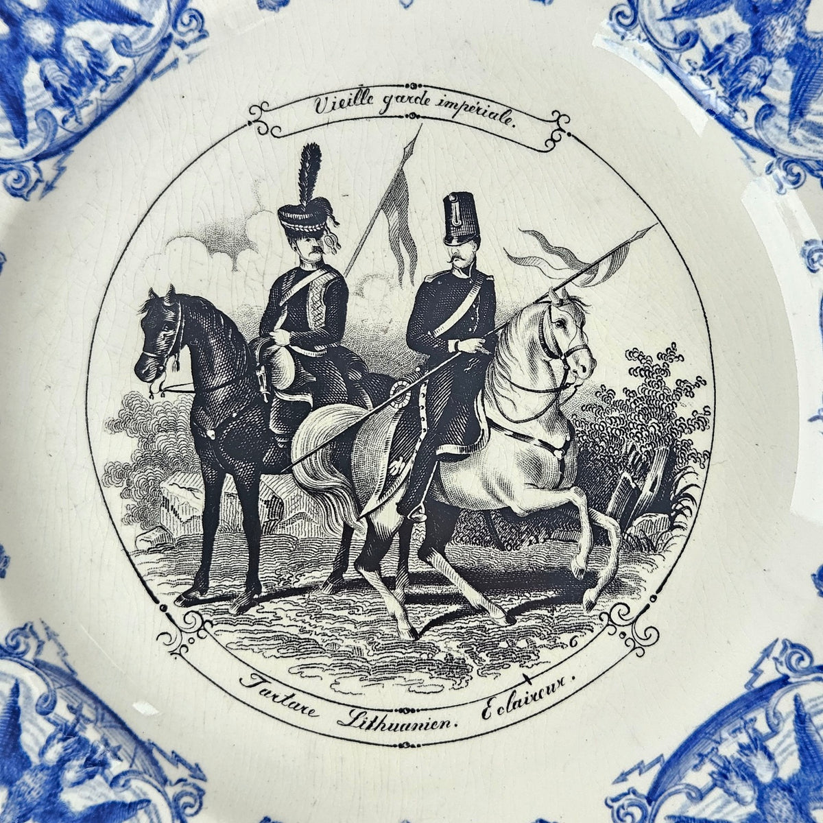 Assiette en faïence – Vieille garde impériale – Utzschneider & Cie – Sarreguemines, fin du XIXe s.
