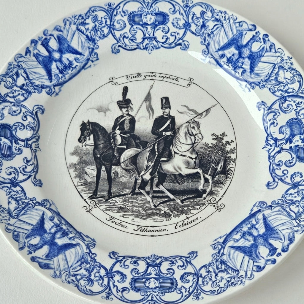 Assiette en faïence – Vieille garde impériale – Utzschneider & Cie – Sarreguemines, fin du XIXe s.