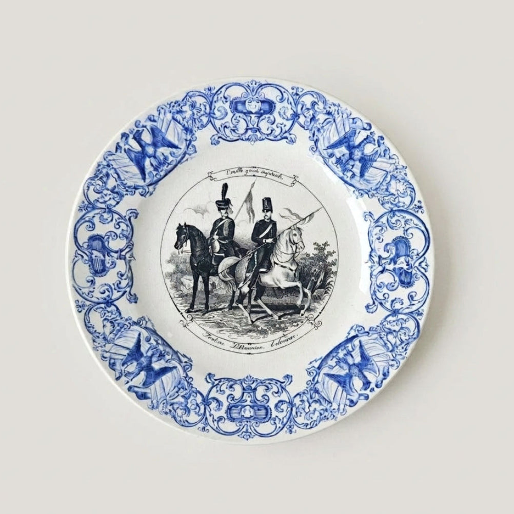Assiette en faïence – Vieille garde impériale – Utzschneider & Cie – Sarreguemines, fin du XIXe s.