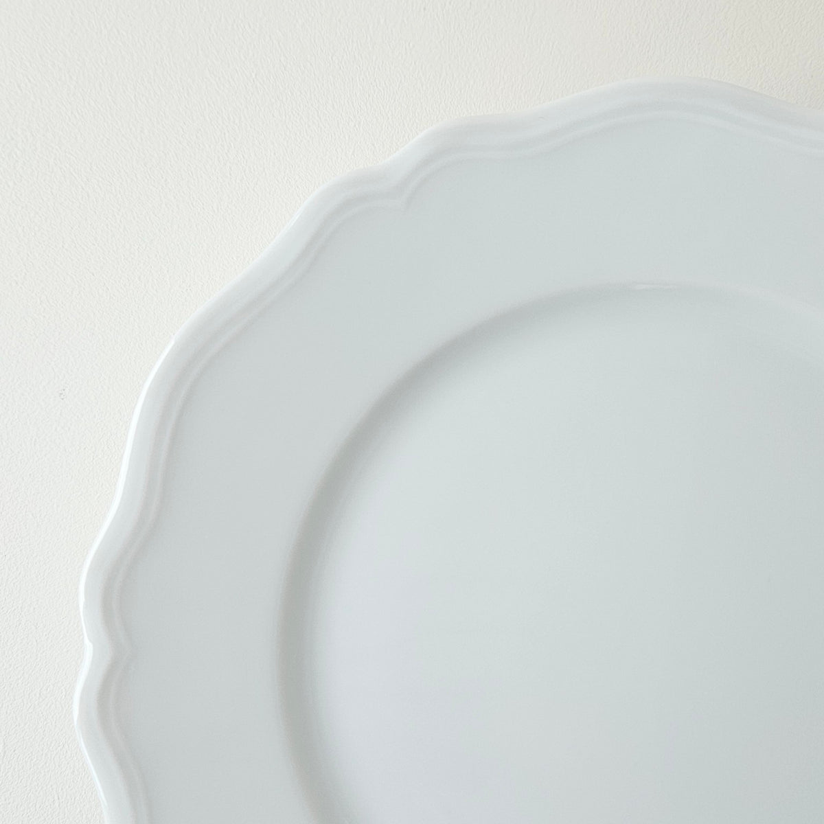Suite de six assiettes à déjeuner – Choiseul – Manufacture Royal Limoges – Limoges, début du XXIe s.