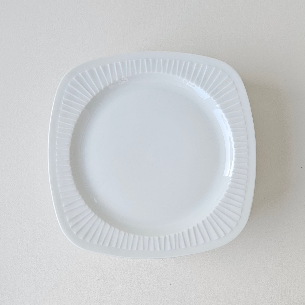 Suite de six assiettes à dessert – Lot n°2 – Manufacture Haviland – Limoges, v. 1950-1959 (Copie)