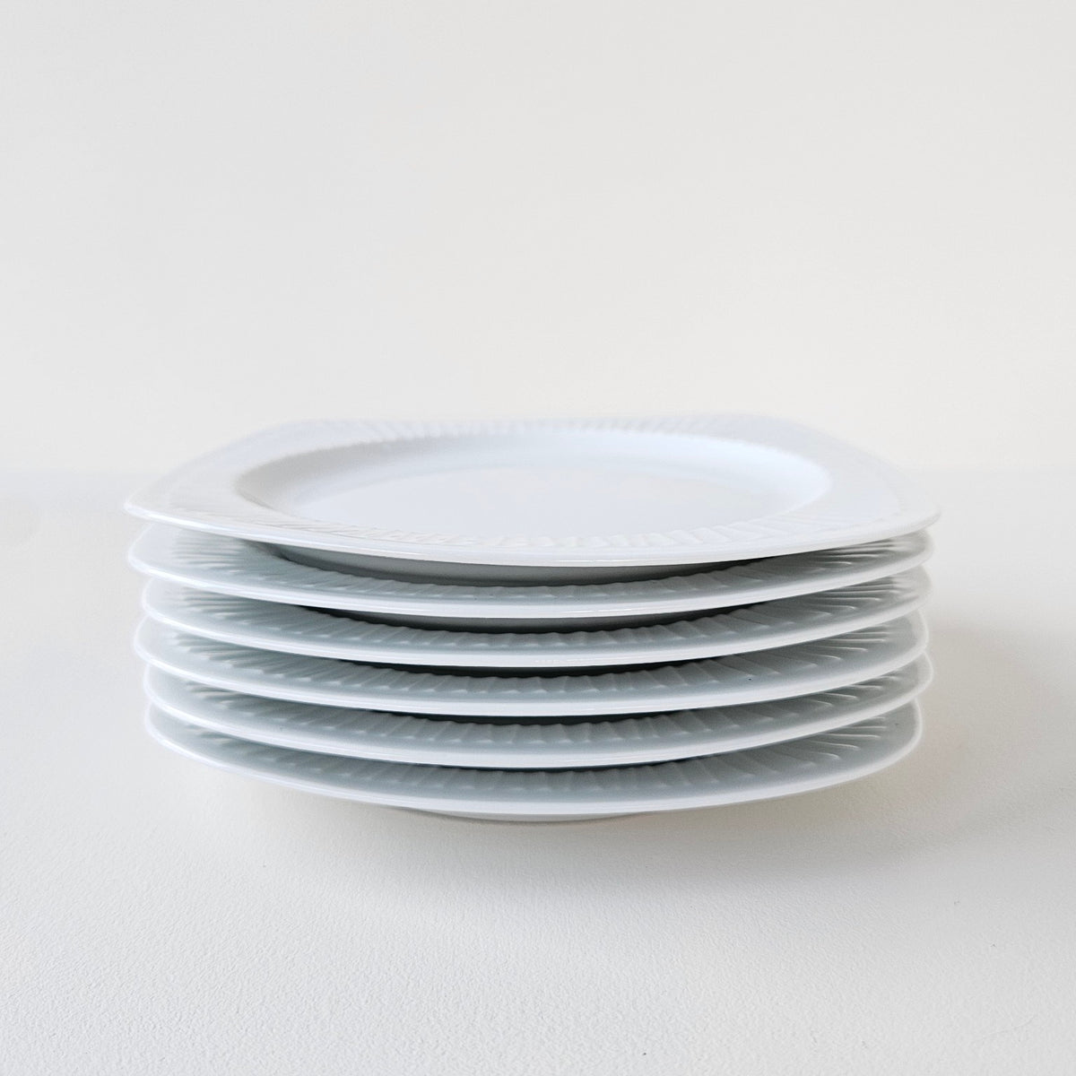 Suite de six assiettes à dessert – Lot n°2 – Manufacture Haviland – Limoges, v. 1950-1959 (Copie)