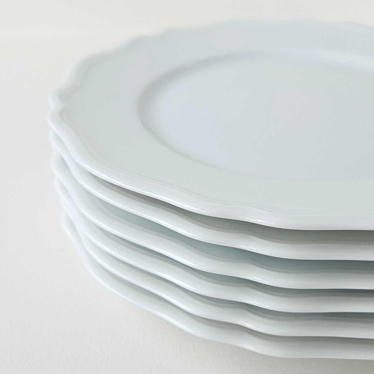 Suite de six assiettes à déjeuner – Choiseul – Manufacture Royal Limoges – Limoges, début du XXIe s.