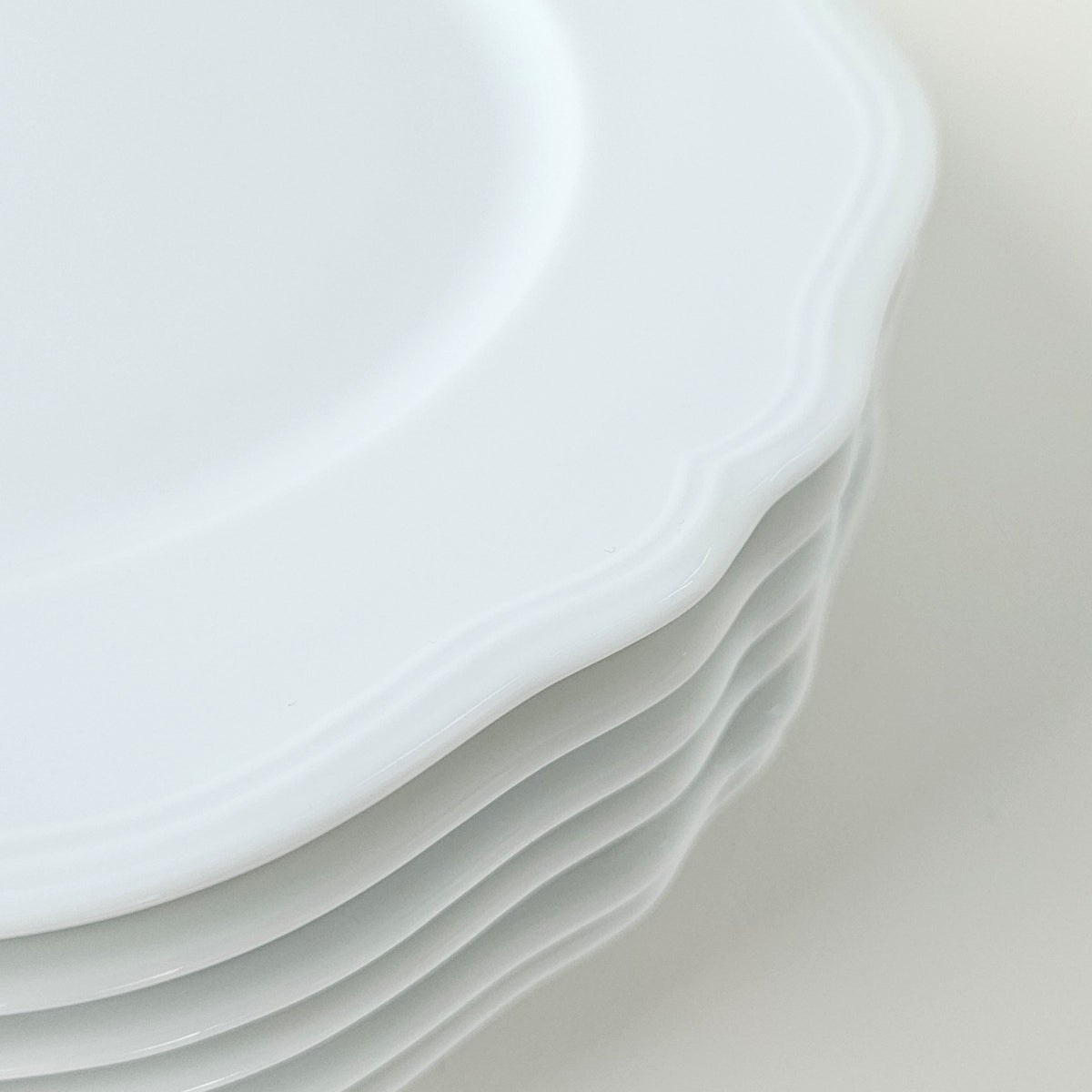 Suite de six assiettes à déjeuner – Choiseul – Manufacture Royal Limoges – Limoges, début du XXIe s.