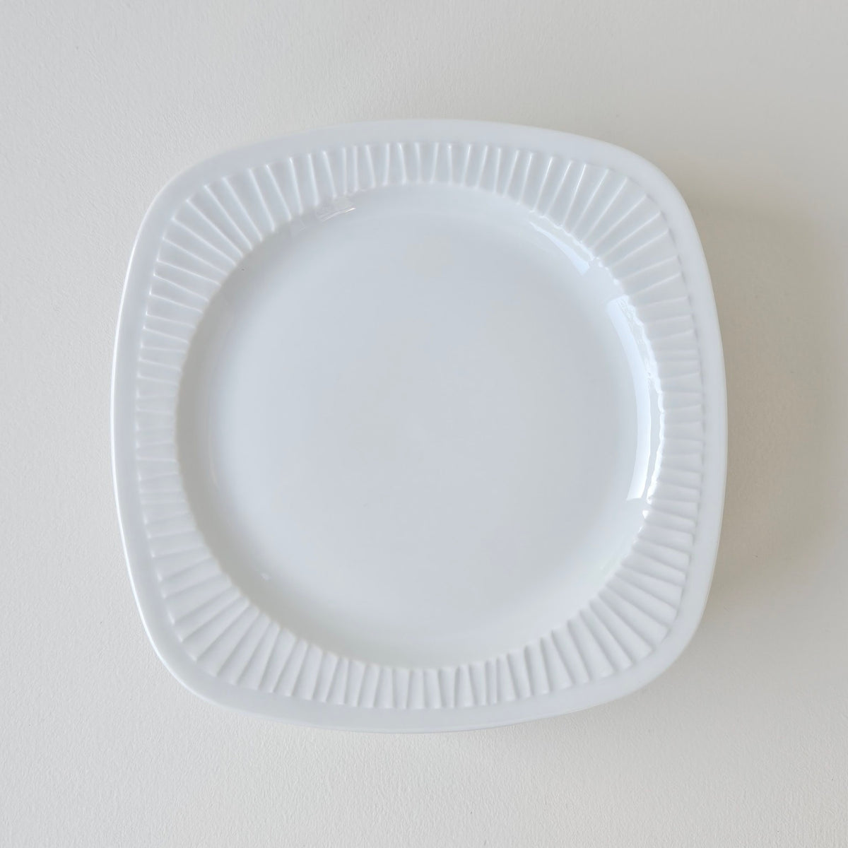 Suite de six assiettes à dessert – Lot n°2 – Manufacture Haviland – Limoges, v. 1950-1959 (Copie)